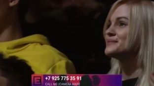 Kameramani tërheq vëmendjen e bukuroshes në publik me një formë të veçantë [video]