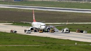Alarmoi për bombë, që të vonohej avioni