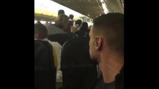 Rrihen udhëtarët, avioni aterron me emergjencë [video]