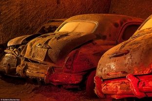 Brenda tunelit sekret të shekullit 19 të mbushur me vetura e motoçikleta [foto]