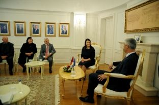 Thaçi merr dhuratë një pemë ulliri - krahasohet me tiparet e saj