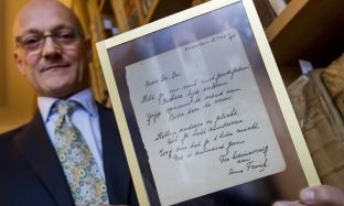 Poema e shkruar nga Anne Frank shitet me çmim marramendës