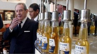 Prodhuesi i Coronas i bënë gjithë bashkëfshatarët milionerë
