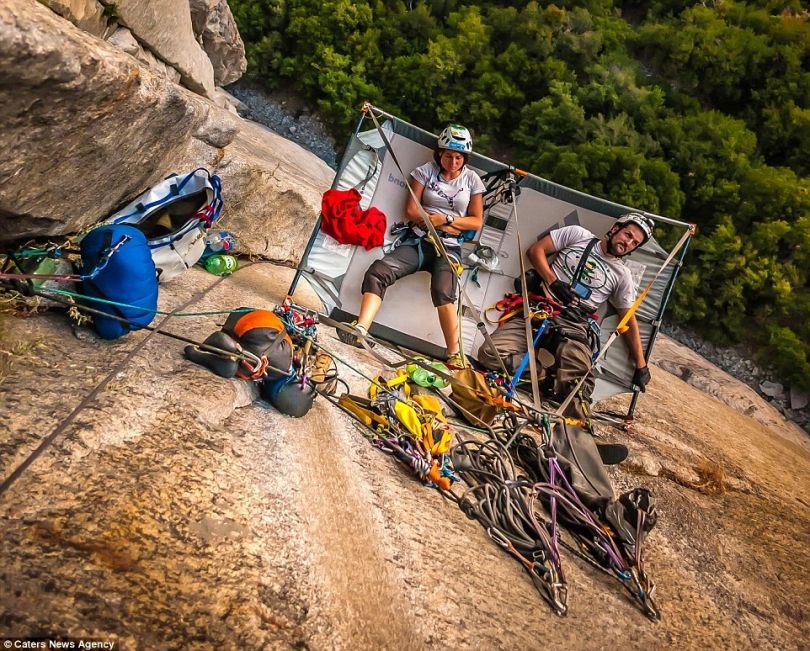 Aventurë e çmendur e alpinistëve, ngrenë çadrat në faqen e një shkëmbi [foto]