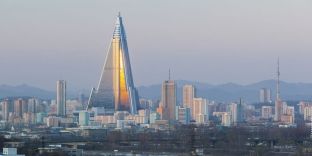 Ndërtesa e shëmtuar e Koresë së Veriut hapet pas 30 vitesh ndërtim e 560 milionë euro shpenzim [video/foto]