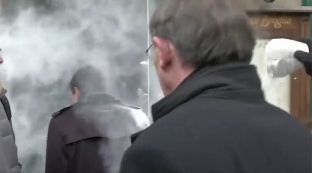 Kandidati për president të Francës gjuhet me miell në fytyrë [video]