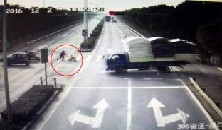 3-vjeçari i shpëton vdekjes për mrekulli [video/pamje të rënda]