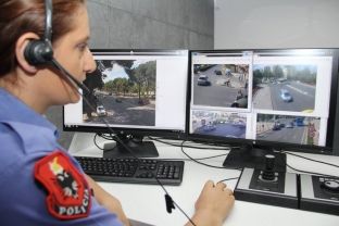 Telefonatat më qesharake në Policinë e Tiranës: ‘Alo policia, ma rimbushni telefonin”