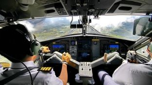 Piloti i dehur arrestohet në avion në Kanada