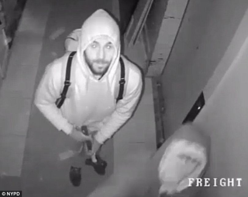 Treshja që vodhi bizhuteri nga diamanti me vlerë 6 milionë dollarë në ndërrimin e moteve [video]