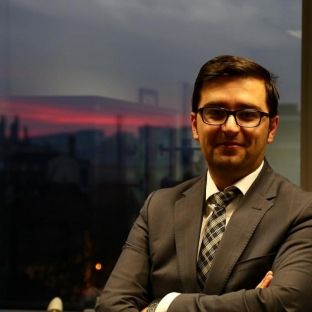  Havolli ia “vazhdon poezinë” Ahmetit: “Çka ka ky tren? Pse nuk po vjen?” 