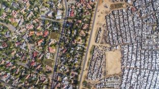 Fotografitë nga Droni që shfaqin pabarazinë e tmerrshme në Afrikën e Jugut