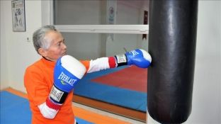 Mësuesja 73 vjeçe merret me boks