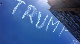 “Trump” shfaqet në qiell gjatë marshit të grave në Australi [foto]