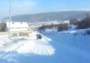 Të rinjtë e Llaushës gjejnë një mënyrë për të ikur nga telefonat – sajën [video] 