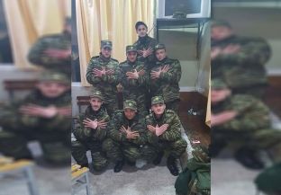  Rekrutët në ushtrinë grekë me shqiponjë “shkundin” Greqinë