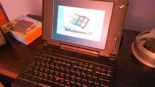 Blen laptopin me 4 funte, në të gjen gjëra me vlerë të jashtëzakonshme