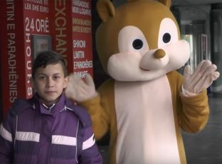Kamerë e fshehtë në Tiranë: Adoleshenti që vë në lajthitje shumë qytetarë [video]