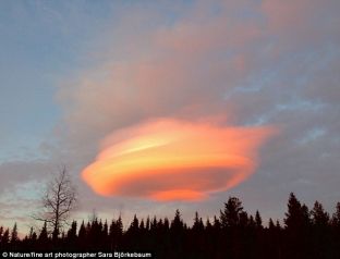 “UFO kamuflohet në re” [foto]