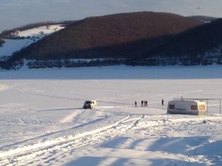 Testohet Liqeni i ngrirë i Batllavës me një minibus [foto/video]