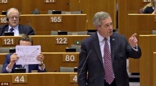 Deputeti proteston në Parlamentin Europian me pankartën “Po gënjen” [video]