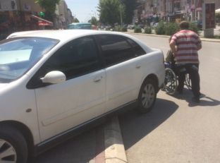 S’ka shteg për karrocat e invalidëve në trotuaret e lagjes Ulpiana të Prishtinës
