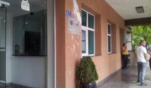 Vraniqi: Personi që gjuajti me ngjyrë komunën ish-polic, i pa strehë dhe i papunë