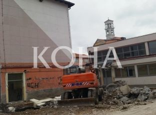 Punime prapa objektit të shkollës “Faik Konica”, një javë para fillimit të vitit shkollor