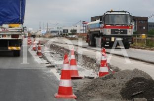 Zgjerimi i rrugëve pa studim fizibiliteti dhe sigurie