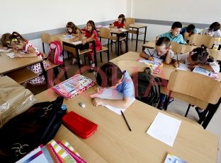 Prindërit ankohen për paralelet selektive në shkollat publike
