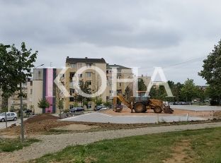 Betonohet gjelbërimi për të ndërtuar kënd lojërash në rrugën “Afrim Zhitia” në kryeqytet 