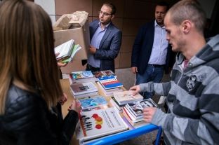 Vetëvendosje dhuroi libra për bibliotekën e re të kryeqytetit