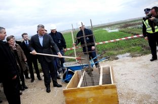 Fabrika e ujit në Shkabaj drejt dështimit, investitorët heshtin
