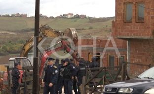 Në Hajvali komuna rrënoi pesë shtëpi pa leje [video]