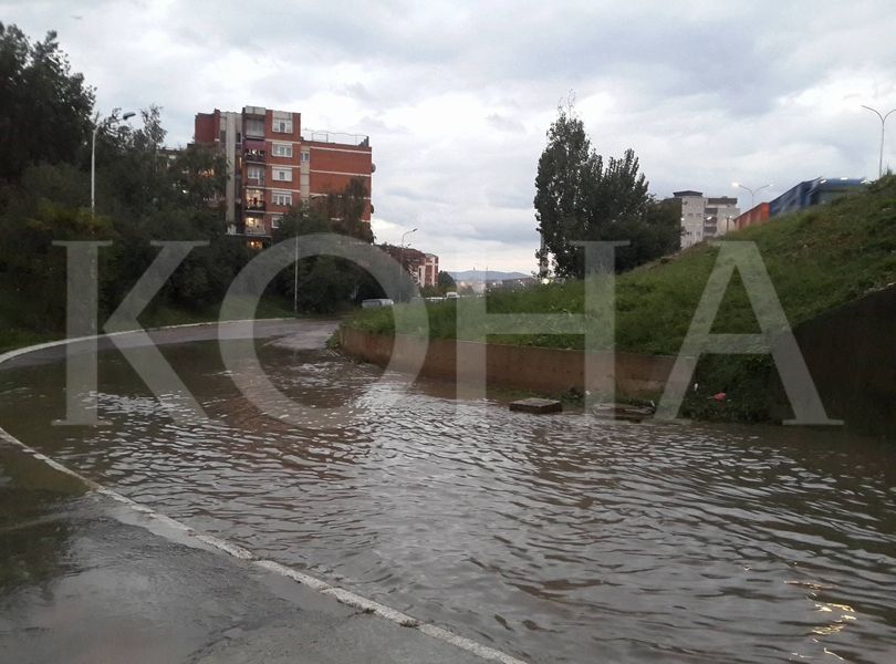  Rrugën për në Stacionin e autobusëve e merr uji