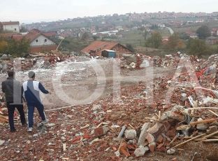 Familjet e shtëpive ilegale të rrënuara në Hajvali presin zgjidhje nga Komuna