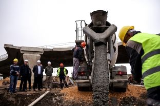 Nis betonimi i shtyllave për urat që e lidhin rrethrrotullimin në Lakrishtë dhe Arbërinë