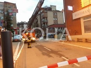 Zjarrfikësit eliminojnë nënçatinë që rrezikonte këmbësorë në Prishtinë [foto/video]