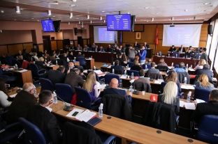 Përplasje në Kuvendin e Prishtinës, ndryshon kostoja për leje ndërtimore por s’kalon “Kodrina” [video]