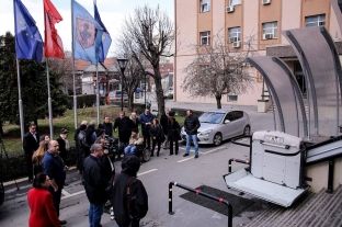 Përurohet ashensori dhe platforma lëvizëse në Komunën e Prishtinës [foto]