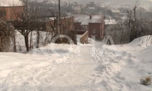 Banorët në lagjen Vreshta ndihen të rrezikuar nga shembja e dheut [video]