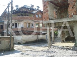 Tubi i plasur nën themele të shtëpisë së një serbi përmbyt lagjen “Jarina” në Pejë