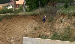  Zgjerimi i rrugës rrezikon shembjen e shtëpisë së familjes Gashi