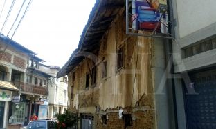 Në Pejë 25 shtëpi të vjetra rrezikojnë qytetarët 