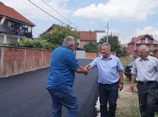 I vihet shtresa e dytë e asfaltit rrugës “Kadri Zeka”
