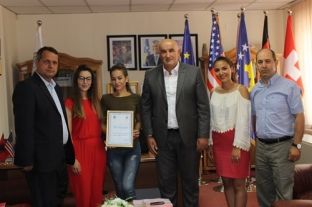 Kolegji Sismondi ndihmon shkollën e Debelldeut