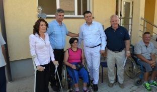 HANDIKOS-it të Mitrovicës i dhurohen karroca, paterica e shëtitore lëvizëse
