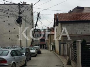 Ulluqet e objekteve shumëkatëshe në Ferizaj rrezikojnë qytetarët