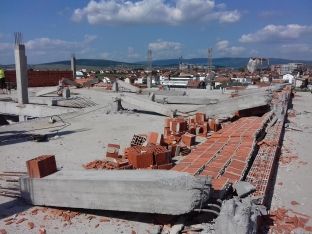 Inspekcioni rrënon një objekt pa leje në Drenas