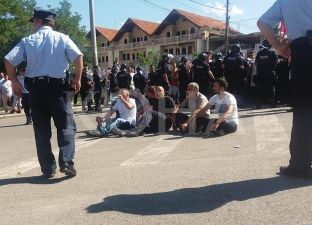 Policia, ultimatum qytetarëve që të lirojnë rrugën për 10 minuta [video]
